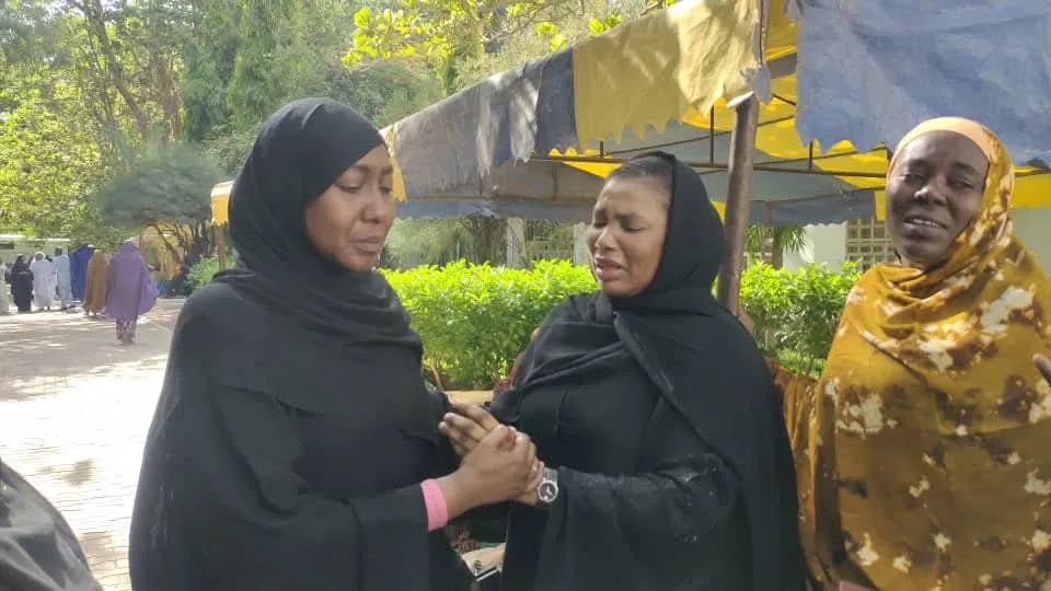 In Tears, Buhari’s First Daughter, Fatima, Other Relatives Arrive Place Of Burial 1 Buharis First Daughter 2