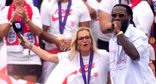 Burna Boy Thrills Coach Wiegman, England’s Lionesses At Women’s Euro Victory Party Burna Thrills 2