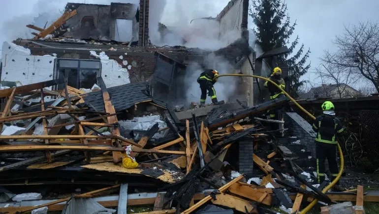 Russian Attack On Ukraine Kills Six As Kyiv Envoys Travel To US For Talks Russia hyiv e1764475110209