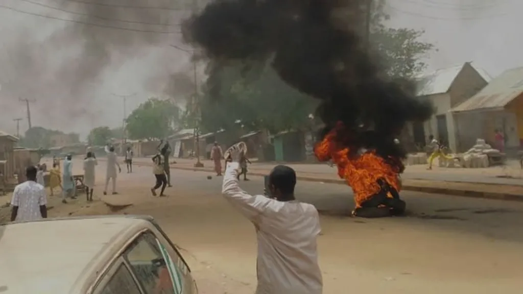 Mob Overpowers Police, Burns Woman Alive Over Child Theft Allegation In Kaduna Mob Action 2