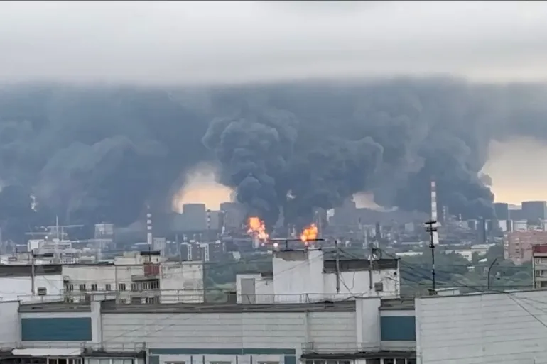 Ukraine Hits Moscow Refinery As Zelenskyy Seeks Trump Support To End War Russia Refinery