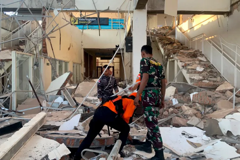 Indonesia’s Magnitude 7.7 Quake Kills At Least 51, Displaces Thousands Indonesia quake