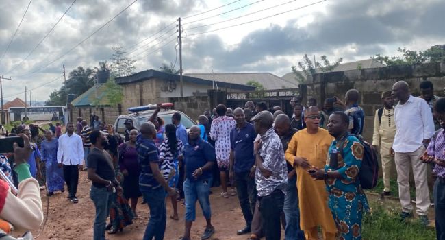 Drama As Ekiti University Staff, Students Stop Attempt To Arrest Vice-Chancellor FUOYE Sstaff students