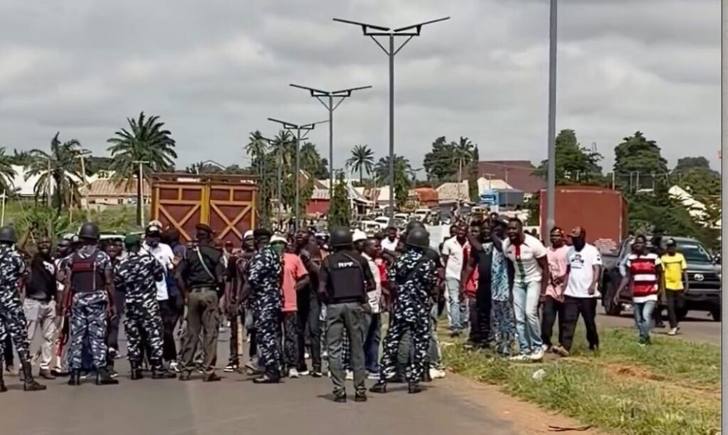 Peter Obi’s Convoy Blocked On Way To Yelwata As Benue State Govt Denies Involvement Obi convoy Block 2